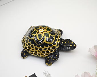 樹脂製ウミガメの像：青と金の曼荼羅飾り - Etsy 日本