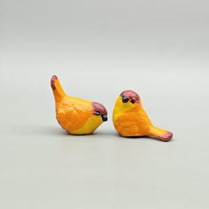 Ceramiczna rzeźba ptaka do dekoracji domu i ogrodu - Figurki z ptakami - Małe ptaszki ceramiczne - Malowane ręcznie - Żółty ptak / Zestaw 2