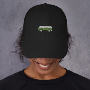 Peut inclure: Une casquette de baseball noire avec un design de camionnette vintage vert brodé.