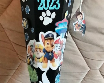 Personalisierte Schultüte mit niedlichem Hunde-Motiv und Wunschname für den ersten Schultag! Perfekt für kleine Hundeliebhaber.