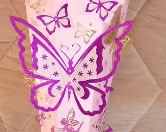 Personalisierte Schultüte mit bezauberndem Schmetterlingsmotiv und Wunschname für den Einschulungszauber