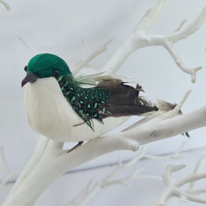 3 fausses plumes artificielles vertes et blanches pour le jardin, oiseaux à clipser pour la maison, décoration florale, décoration artisanale, oiseau image 5