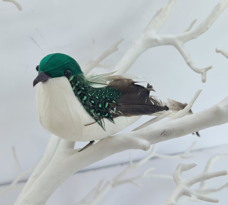 3 fausses plumes artificielles vertes et blanches pour le jardin, oiseaux à clipser pour la maison, décoration florale, décoration artisanale, oiseau image 5