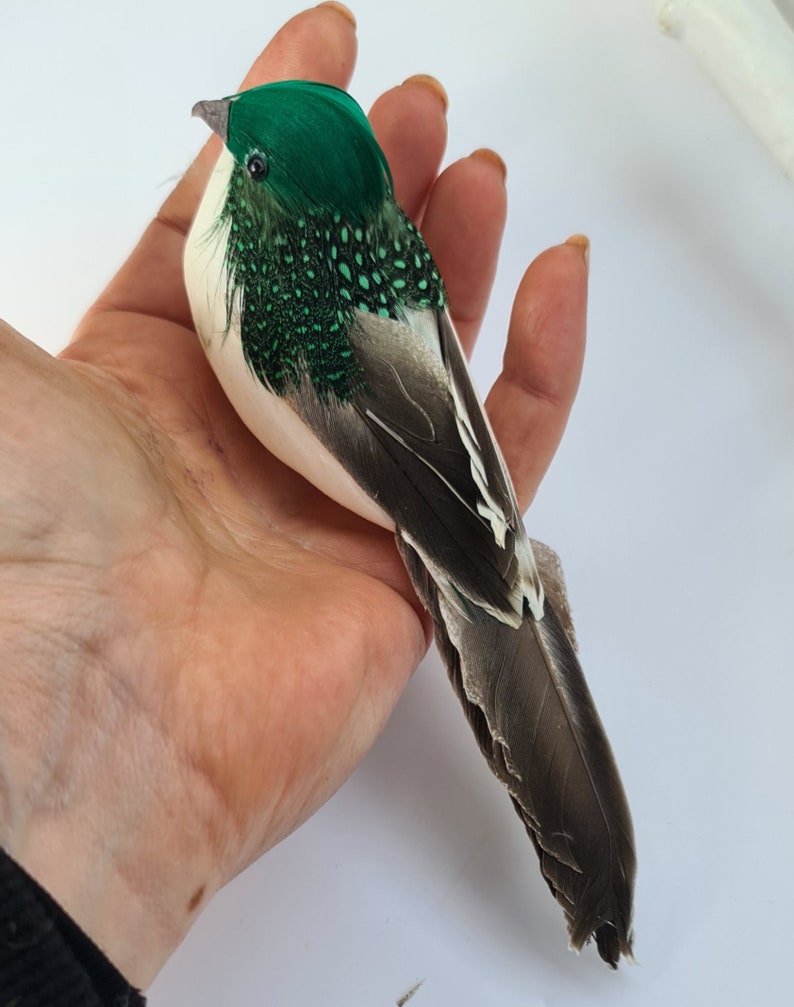 3 fausses plumes artificielles vertes et blanches pour le jardin, oiseaux à clipser pour la maison, décoration florale, décoration artisanale, oiseau image 2