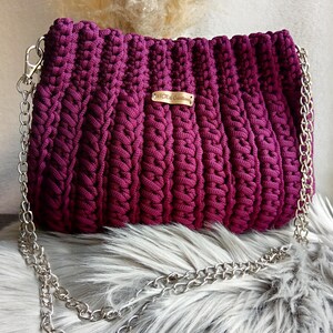 Handtasche, handgefertigt, geflochtenes Seil, bordeauxrote Farbe, silberne Kette, modisch, schick, verstellbare Umhängetasche, trendige Tasche, kompakte Tasche