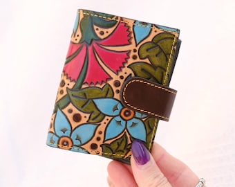 Portafoglio in pelle lavorata, portafoglio in pelle floreale per donna, piccolo portafoglio bifold fatto a mano, porta carte in pelle artigianale