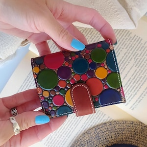 Pequena carteira de couro com duas dobras para ela, carteira de couro fofa para meninas, artigos de couro feitos na Espanha