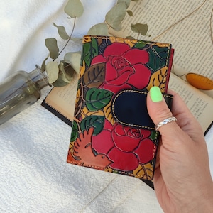 Roses Floral Wallet, Engraved Roses Floral Wallet for Women, Boho Floral Wallet Hadnmade, Bohemian Leather Floral Girly Wallet imagen 1