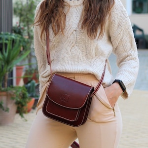 Petit sac à main en cuir brun pour cadeau de Noël pour les femmes, sac à main crossbody en cuir structuré pour elle, cadeaux de Noël pour elle