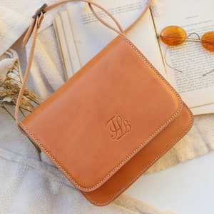 Sac carré à rabat minimaliste, sac à bandoulière bouton-pression, petit sac marron clair, mini sac de selle pour femmes, sac à main crossbody beige, cuir écologique