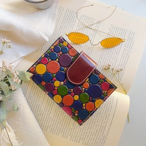 Portefeuille pour femmes en cuir gaufré, portefeuille en cuir authentique pour femmes, portefeuille de style rétro, portefeuille en cuir repoussé, portefeuille en cuir peint à la main