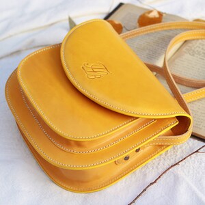 Sac crossbody jaune pour femmes, sac de selle en cuir fait main, sac minimaliste à boutons-pression, sac en cuir authentique pour femmes, sac en cuir artisanal image 6