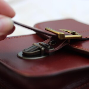 Stilvolle Mini-Umhängetasche aus echtem Leder mit Schnallendetail Bild 5