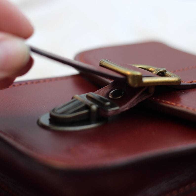 Stilvolle Mini-Umhängetasche aus echtem Leder mit Schnallendetail Bild 5