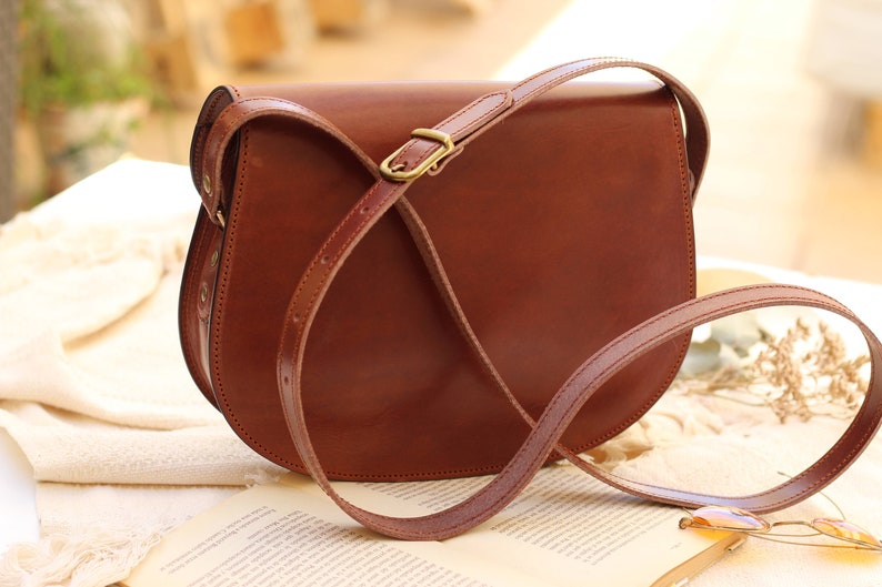 Saddle Crossbody leather purse, authentic leather crossbody purse, mahogany leather purse women, artisan leather bag with adjustale strap 画像 7