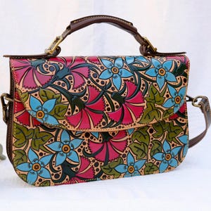 Vintage top handle leather bag, tooled Leather bag with flowers, artful purses craftsmanship, timeless pocketbook for women, timeless style image 4