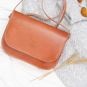 Designer leather Saddle Bags, brown saddle crossbody for women, leather handbag for women, Crossbody Bag Snap Button, minimalist image 3