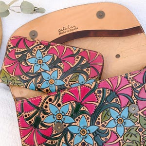 Vintage top handle leather bag, tooled Leather bag with flowers, artful purses craftsmanship, timeless pocketbook for women, timeless style image 11
