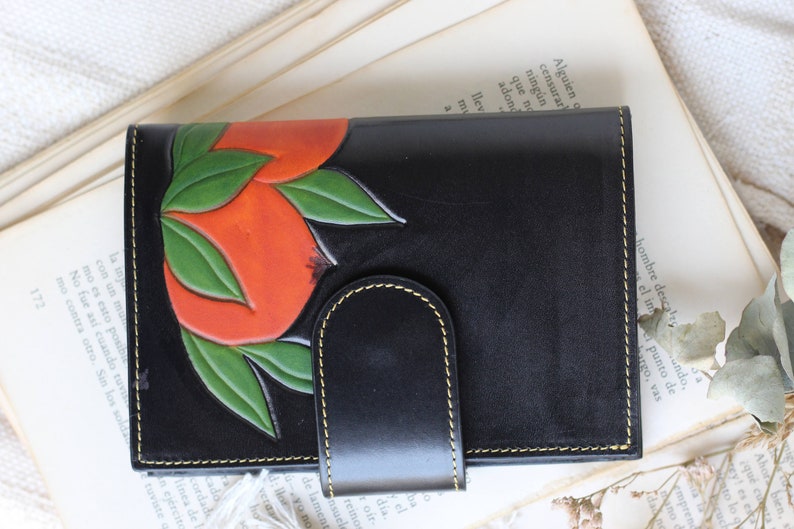 Portafoglio in pelle bifold nero, portafoglio bifold con chiusura, portafoglio bifold in castagno nero, portafoglio con chiusura in pelle, portafoglio in pelle fatto a mano, immagine 5