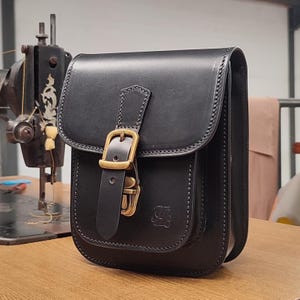 Stilvolle Mini-Umhängetasche aus echtem Leder mit Schnallendetail Bild 10