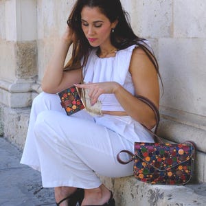 Torebka skórzana typu crossbody z kunsztem, w pełni obrobiona skórzana torebka, skórzana torebka w kształcie koperty, kolorowa skórzana torba, malowana skórzana torebka zdjęcie 3