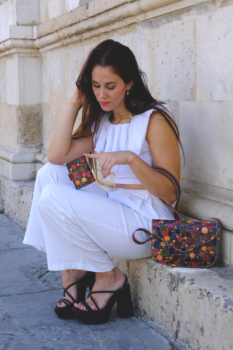 Torebka skórzana typu crossbody z kunsztem, w pełni obrobiona skórzana torebka, skórzana torebka w kształcie koperty, kolorowa skórzana torba, malowana skórzana torebka zdjęcie 3