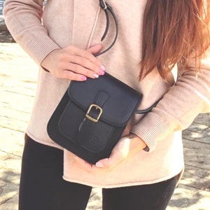 Stilvolle Mini-Umhängetasche aus echtem Leder mit Schnallendetail Bild 8