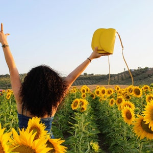 Borsa a tracolla gialla da donna, borsa da sella in pelle fatta a mano, borsa minimalista con bottone a pressione, borsa in vera pelle da donna, borsa in pelle artigianale immagine 2