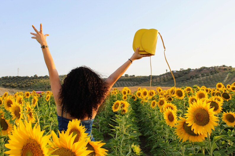 Borsa a tracolla gialla da donna, borsa da sella in pelle fatta a mano, borsa minimalista con bottone a pressione, borsa in vera pelle da donna, borsa in pelle artigianale immagine 2