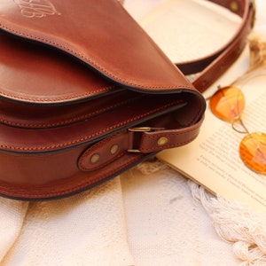 Saddle Crossbody leather purse, authentic leather crossbody purse, mahogany leather purse women, artisan leather bag with adjustale strap 画像 4