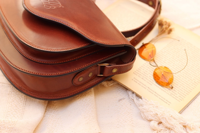 Saddle Crossbody leather purse, authentic leather crossbody purse, mahogany leather purse women, artisan leather bag with adjustale strap image 4