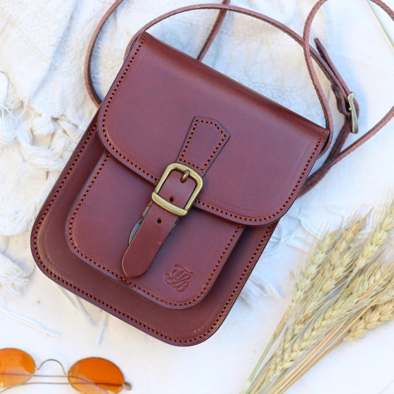 Stilvolle Mini-Umhängetasche aus echtem Leder mit Schnallendetail Dark Brown