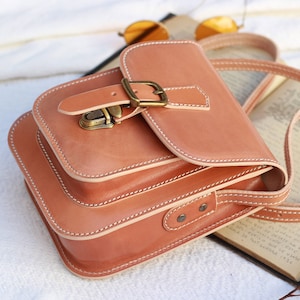 Petit sac à main en cuir de vachette avec bandoulière réglable et cadenas pour homme ou femme, Sac bandoulière en cuir pour femme