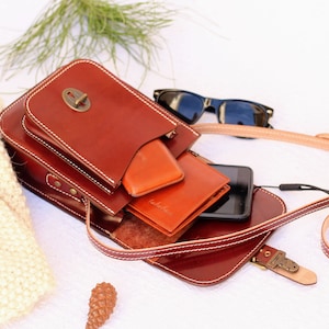 Petit sac à main en cuir de vachette avec sangle réglable et serrure pour homme ou femme, Sac bandoulière en cuir pour femme