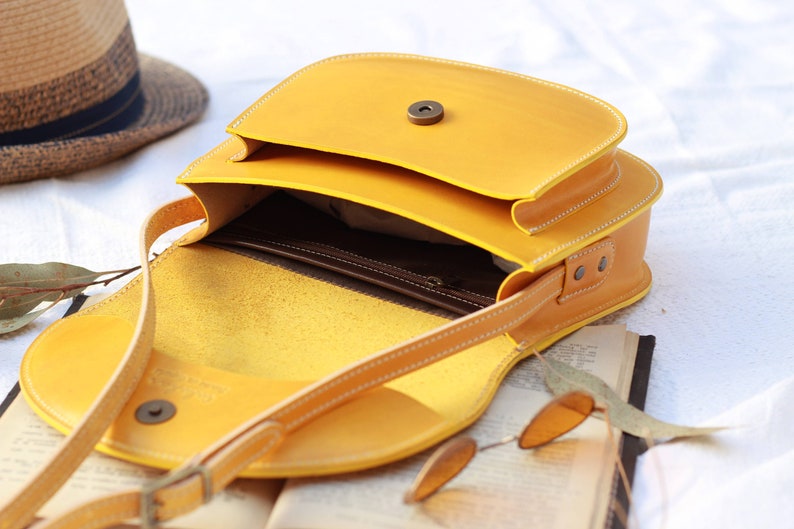 Sac crossbody jaune pour femmes, sac de selle en cuir fait main, sac minimaliste à boutons-pression, sac en cuir authentique pour femmes, sac en cuir artisanal image 7