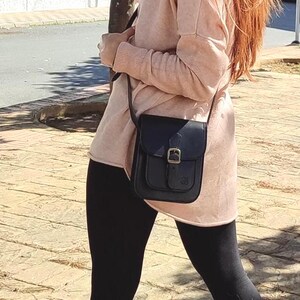 Stilvolle Mini-Umhängetasche aus echtem Leder mit Schnallendetail Bild 9