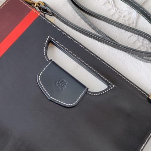 Kvalitetsväska i svart läder för professionella kvinnor, Läderväska i invecklad design perfekt för kontorskläder, Lyxig tillverkad läderväska bild 2