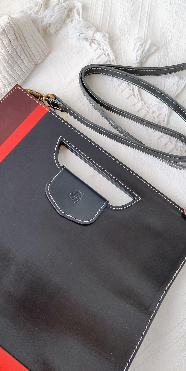 Kvalitetsväska i svart läder för professionella kvinnor, Läderväska i invecklad design perfekt för kontorskläder, Lyxig tillverkad läderväska bild 2