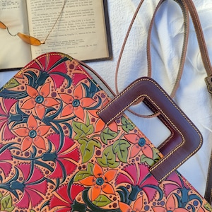 Porte-documents en cuir gaufré de fleurs en cuir durable de haute qualité, sac d'ordinateur portable en cuir pour femme peint à la main jusqu'à 15 pouces