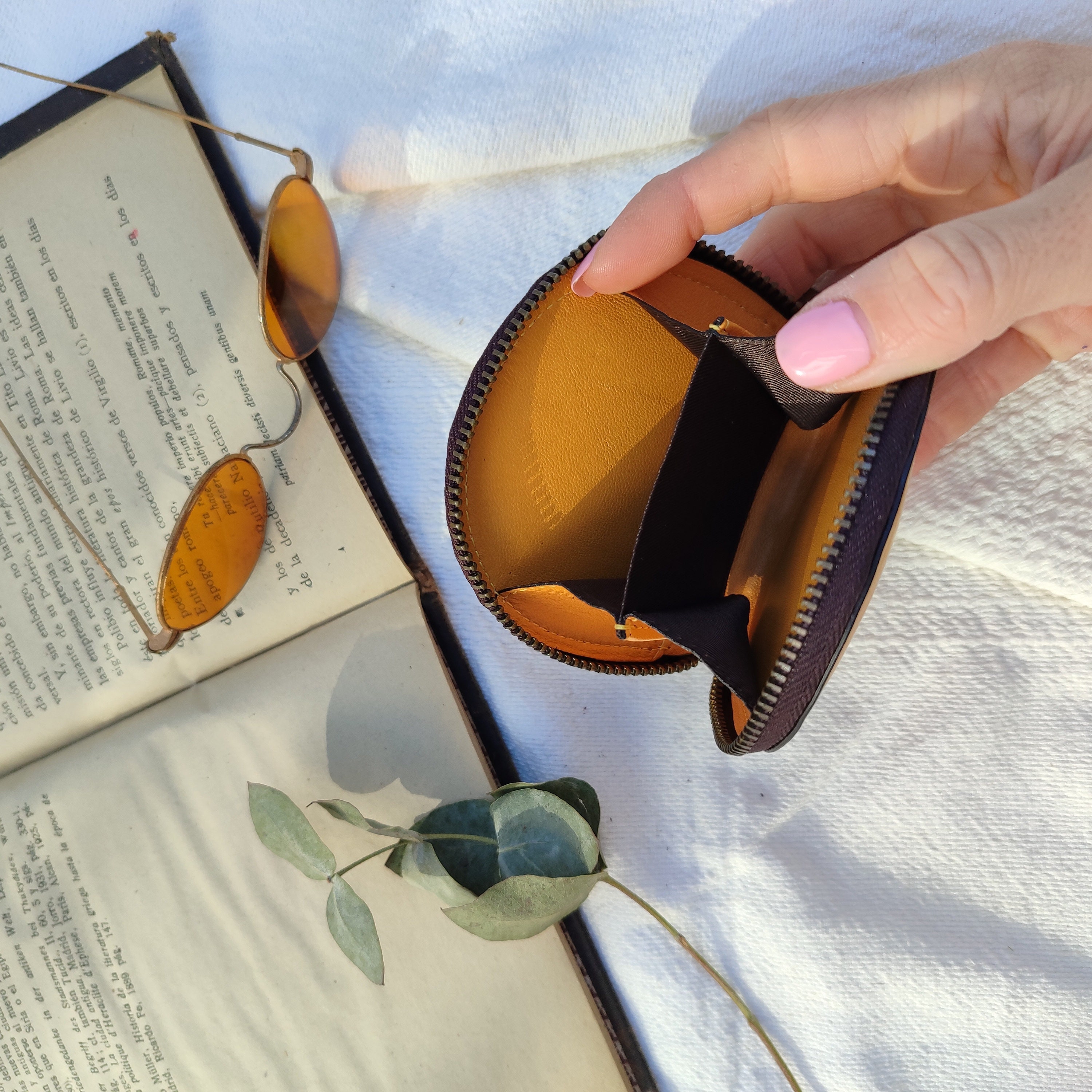 Portamonete Rotondo In Pelle PU Beige Con Cinturino Intrecciato Da Polso E Chiusura Dorata – Porta Spiccioli Compatto E Alla Moda