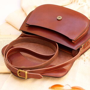 Saddle Crossbody leather purse, authentic leather crossbody purse, mahogany leather purse women, artisan leather bag with adjustale strap 画像 3