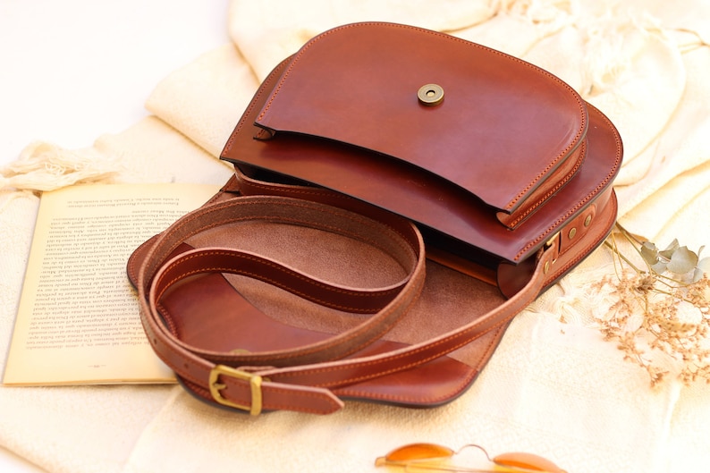 Saddle Crossbody leather purse, authentic leather crossbody purse, mahogany leather purse women, artisan leather bag with adjustale strap 画像 3