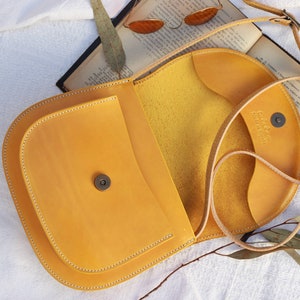 Sac crossbody jaune pour femmes, sac de selle en cuir fait main, sac minimaliste à boutons-pression, sac en cuir authentique pour femmes, sac en cuir artisanal image 5