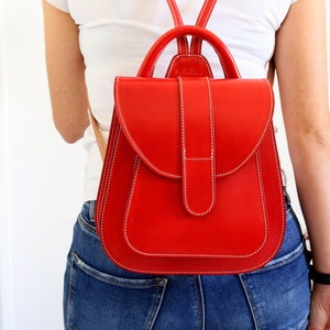 Sac à dos décontracté en cuir de vache solide rouge pour femmes, sac à dos en cuir rouge élégant pour femmes urbaines, sac à dos en cuir rouge designer fait à la main