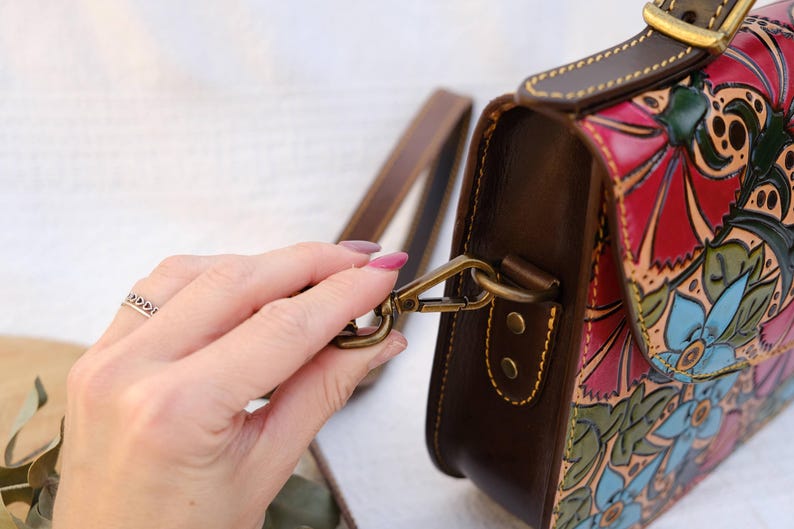 Vintage top handle leather bag, tooled Leather bag with flowers, artful purses craftsmanship, timeless pocketbook for women, timeless style image 2