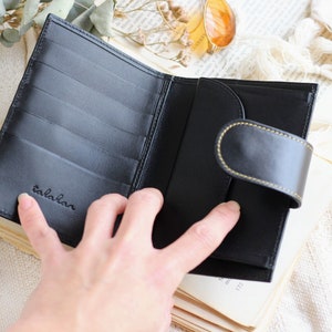 Portafoglio in pelle bifold nero, portafoglio bifold con chiusura, portafoglio bifold in castagno nero, portafoglio con chiusura in pelle, portafoglio in pelle fatto a mano, immagine 2