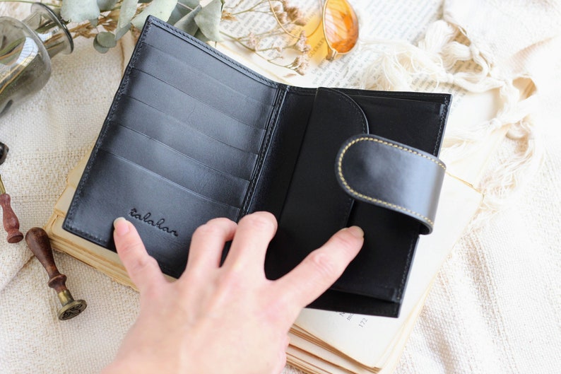 Portafoglio in pelle bifold nero, portafoglio bifold con chiusura, portafoglio bifold in castagno nero, portafoglio con chiusura in pelle, portafoglio in pelle fatto a mano, immagine 2