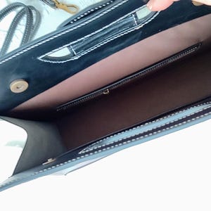 Kvalitetsväska i svart läder för professionella kvinnor, Läderväska i invecklad design perfekt för kontorskläder, Lyxig tillverkad läderväska bild 4