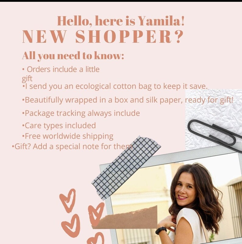 Może przedstawiać: Grafika w kolorze r&oacute;żowym i białym z tekstem "Hello, here is Yamila! NEW SHOPPER? All you need to know:" po kt&oacute;rym następuje lista punkt&oacute;w: "Orders include a little gift", "I send you an ecological cotton bag to keep it save.", "Beautifully wrapped in a box and silk paper, ready for gift!", "Package tracking always include", "Care types included", "Free worldwide shipping", "Gift? Add a special note for them". Grafika zawiera r&oacute;wnież zdjęcie kobiety z brązowymi włosami i białą koszulą.