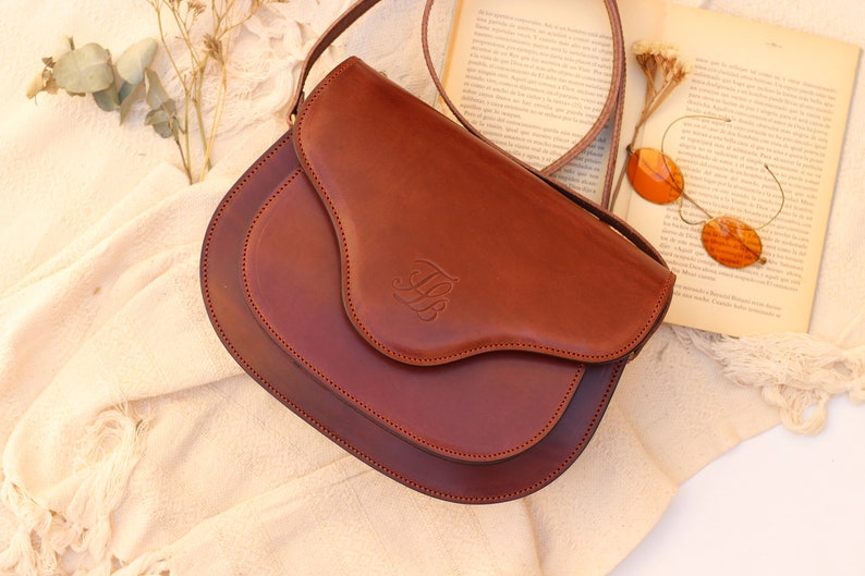 Saddle Crossbody leather purse, authentic leather crossbody purse, mahogany leather purse women, artisan leather bag with adjustale strap 画像 5